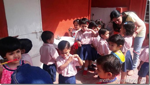 children learn about dental hygiene (2)