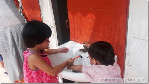 children learn about dental hygiene (4)